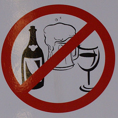 Foto eines Verbotsschildes von Alkohol