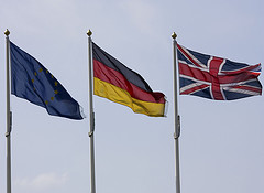 Foto der Europaflagge neben der Deutschen und Englischen