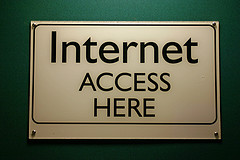 Foto eine Schildes mit der Aufschrift Internet Access Here