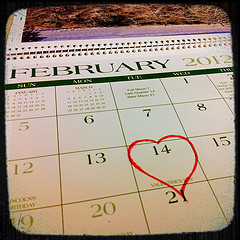 Foto eines Kalenders mit einem Herz um das Datum 14