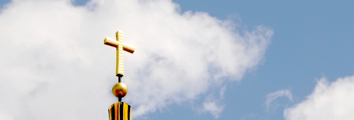 Goldes Kreuz einer Kirchturmspitze (Nicole Britz - CC-BY )