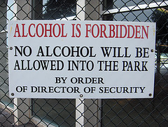 Schild: Alcohol is forbidden, no alcohol will be allowed in the park
