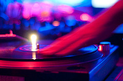 Foto eines DJ-Turntables im Neonlicht