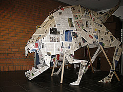 Toto eines Dinosaurieres gebaut aus Holz und Zeitungen