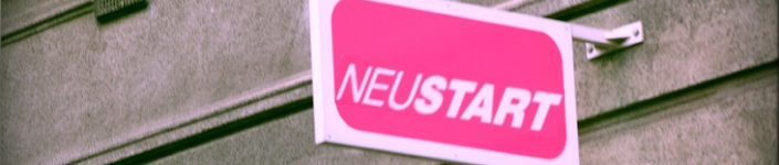 Foto eines Straßenschild mit der Aufschrift "Neustart"